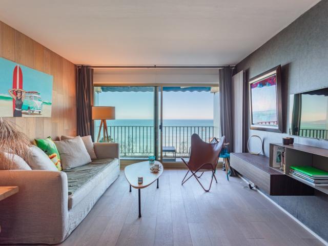STUDIO 30 M2 REFAIT À NEUF VUE MER