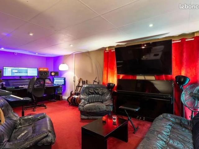 Studio 7 pièces 144 m²