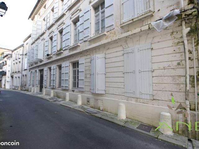 Studio 7 pièces 140 m²