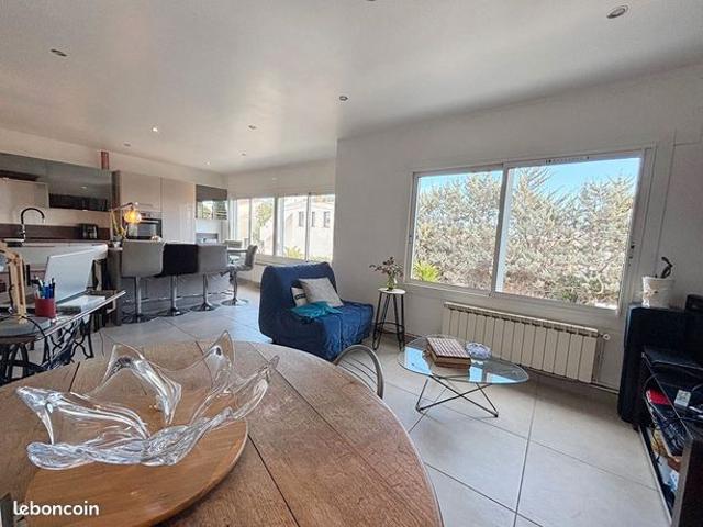 Studio 7 pièces 143 m²