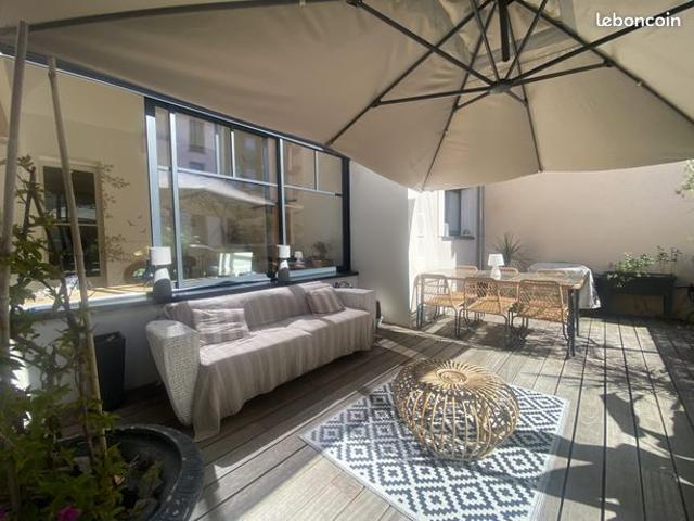 Studio 7 pièces 178 m²