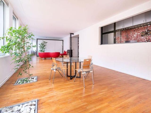 Studio 7 pièces 196 m²