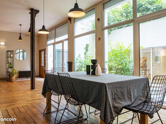 Studio 7 pièces 197 m²