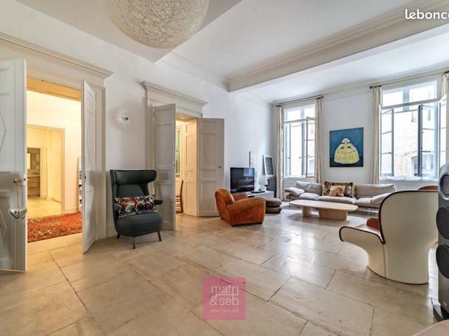 Studio 7 pièces 192 m²
