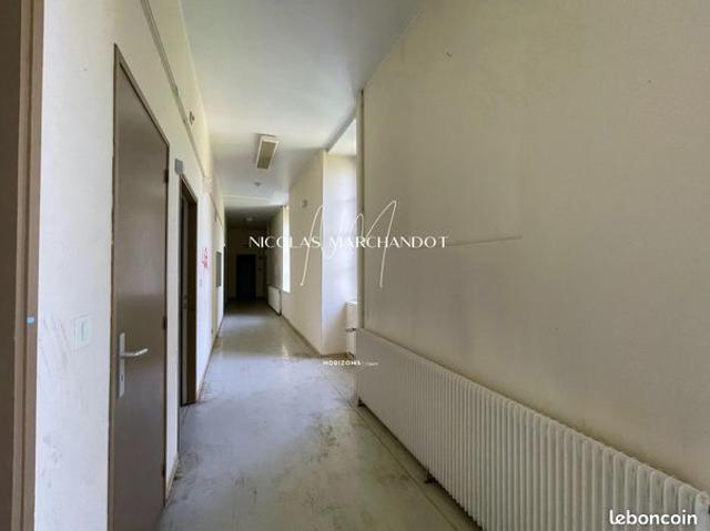 Studio 7 pièces 220 m²