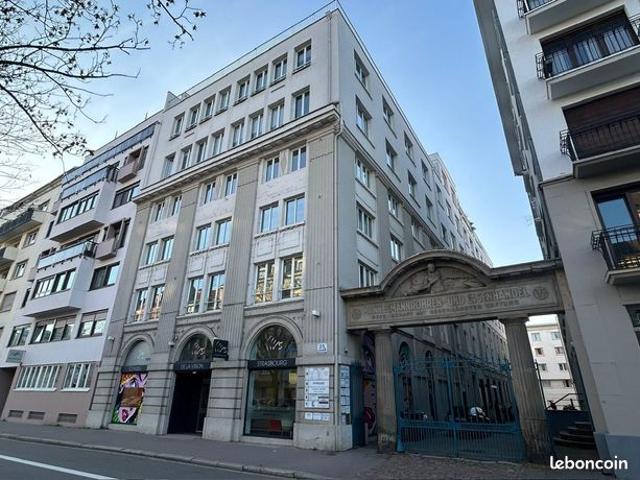 Studio 7 pièces 290 m²
