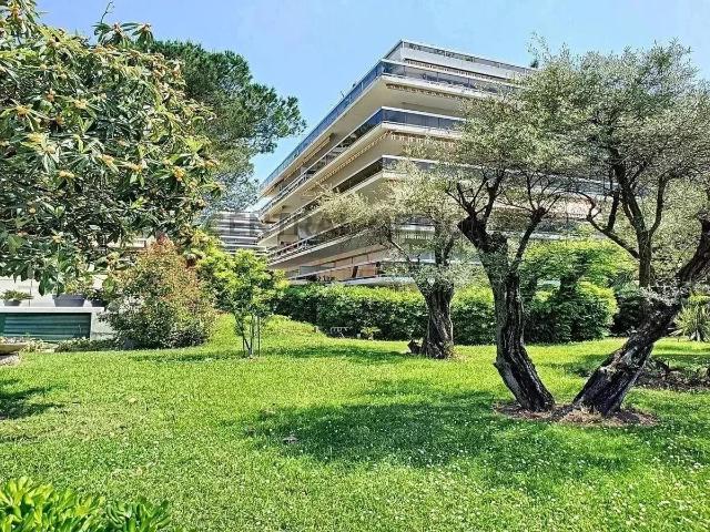 Studio 42 m² avec véranda, piscine et parc à 5 min des plage. 42m² Juan les Pins