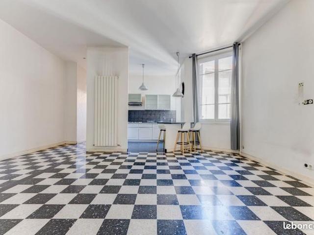 Studio 4 pièces 100 m²