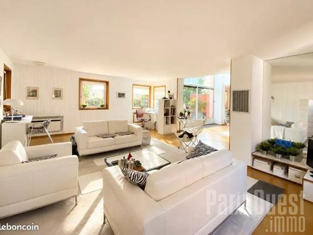 Studio 4 pièces 133 m²