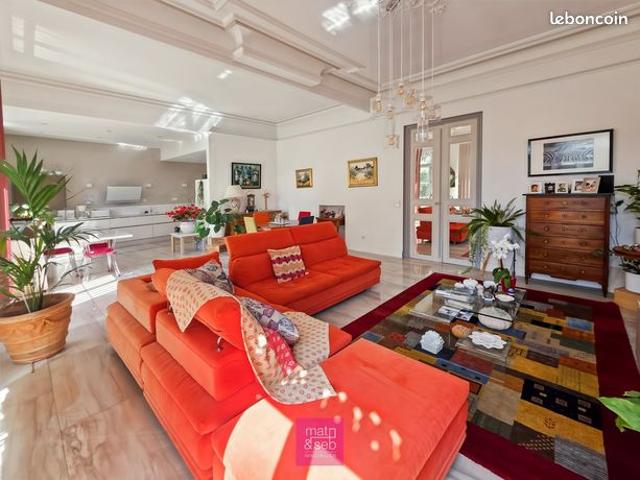 Studio 4 pièces 155 m²
