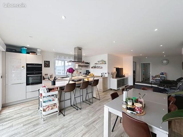 Studio 5 pièces 127 m²