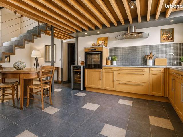 Studio 5 pièces 150 m²