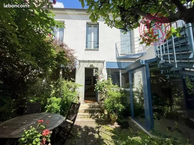 Studio 5 pièces 161 m²