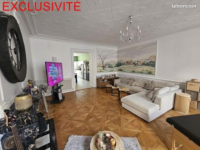 Studio 5 pièces 178 m²