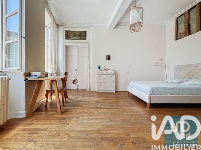 Studio 6 pièces 112 m²