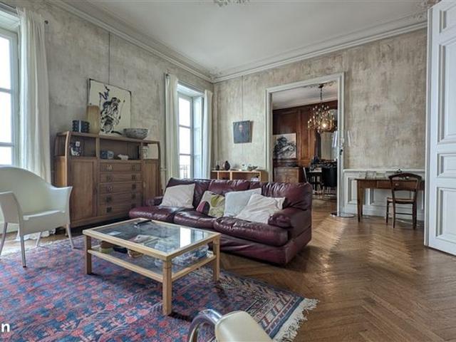 Studio 6 pièces 161 m²