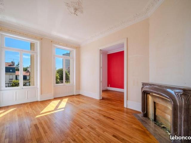 Studio 6 pièces 201 m²