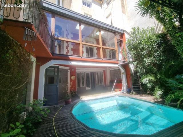 Studio 6 pièces 250 m²