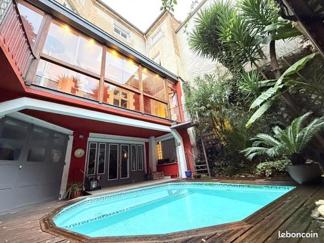 Studio 6 pièces 250 m²