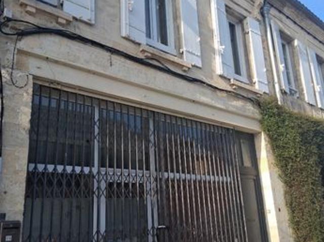 Studio 6 pièces 260 m²