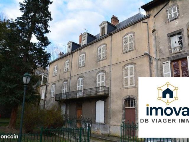 Studio 8 pièces 208 m²