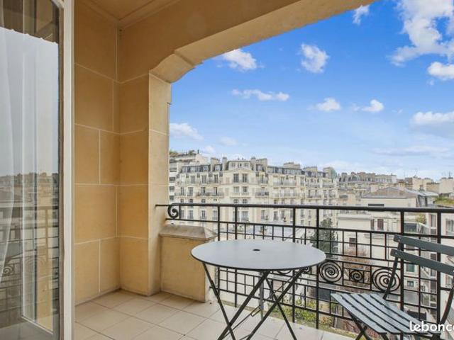 Studio 8 pièces 225 m²