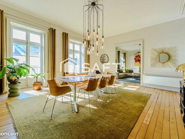 Studio 8 pièces 250 m²