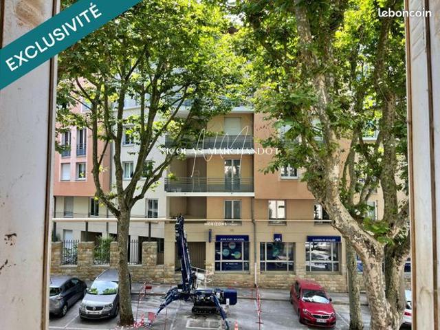 Studio 9 pièces 180 m²