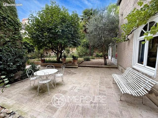 Studio 9 pièces 253 m²