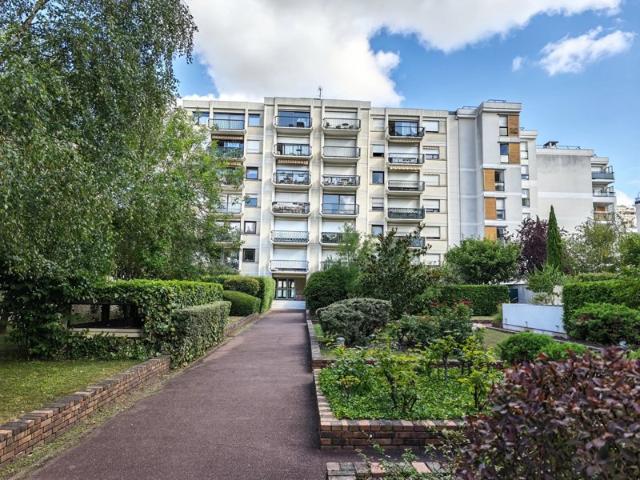 Studio Courbevoie Bécon – Dernier étage, ascenseur, parking & cave