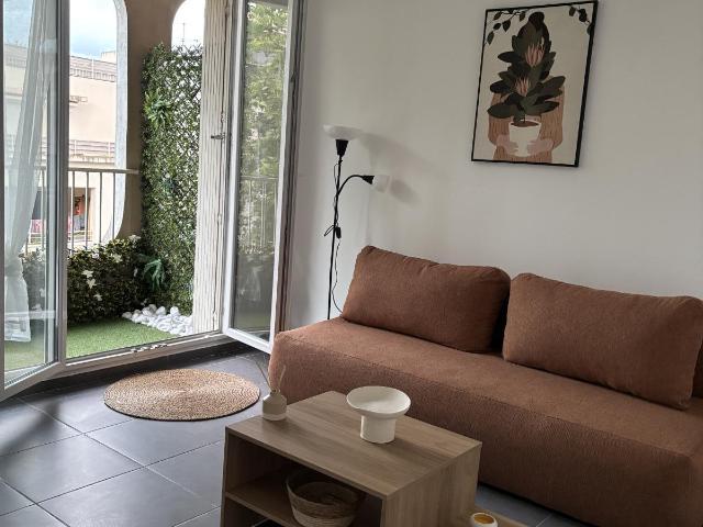 Studio cosy avec terrasse / Métro chartreux