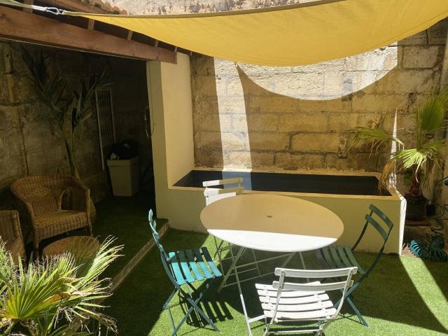 Studio de charme intramuros avec grande cour privative