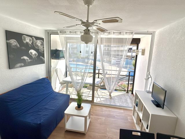Studio cabine meublé avec terrasse, piscine et parking privé Le Grau du Roi