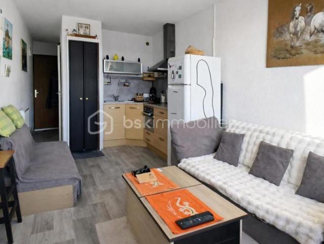 Studio cabine meublé – Lumineux et idéalement situé avec parking et cellier