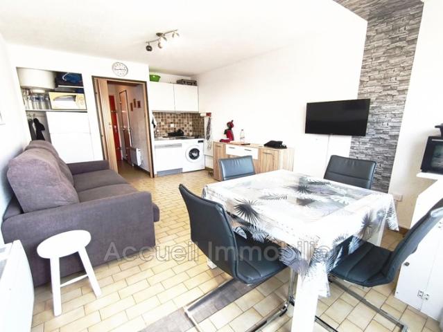 Studio cabine au 1er étage avec parking privé, en bon état. S