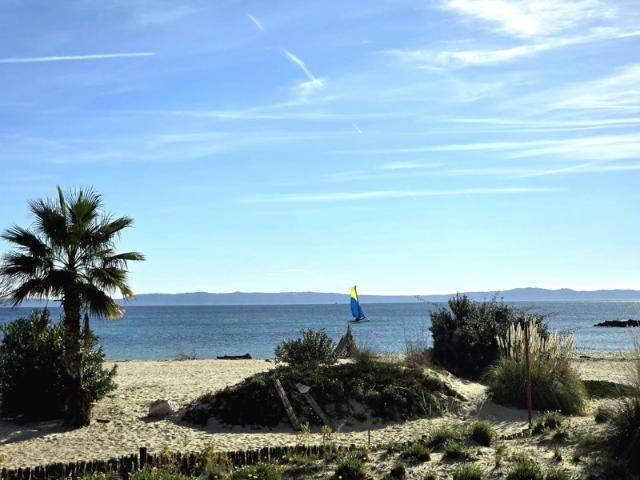 STUDIO CABINE AVEC LOGGIA À RÉNOVER PROCHE DES PLAGES