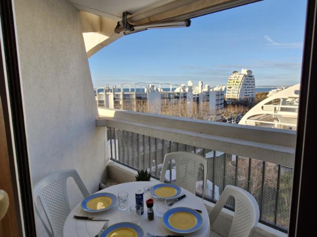STUDIO CABINE AVEC PARKING DERNIER ETAGE VUE SUR MER