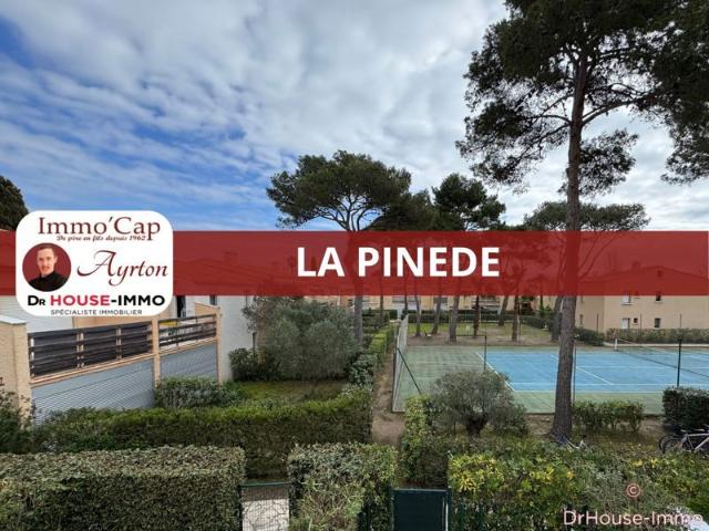 Studio cabine et mezzanine avec place de parking et cellier à La Pinede