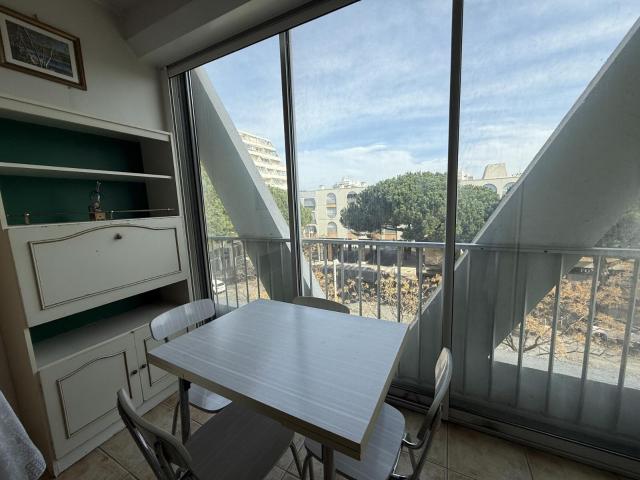 Studio centre ville 3eme étage avec ascenseur voiles blanches