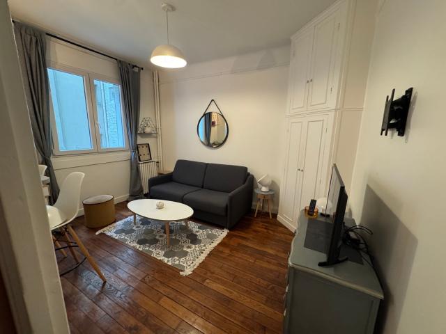 Charming renovated studio in the 16th arrondissement sought after, quiet area with good transport links loyer tout inclus
