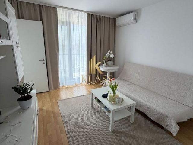 Studio cu nisa, Adora Pipera