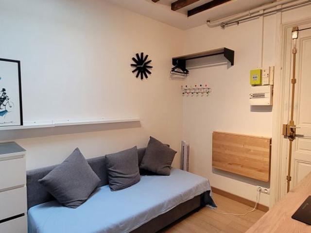 STUDIO A 50 METRES DU PARC MONCEAU