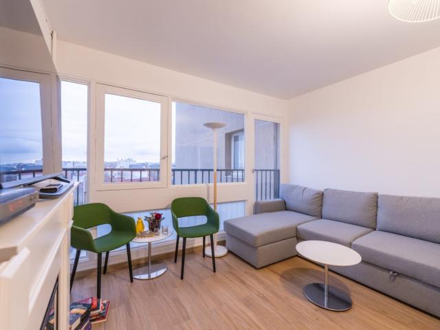 Studio partiellement aménagé et refait à neuf !