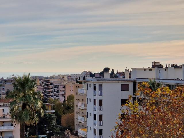 LE CANNET à vendre studio de 34 m² avec terrasse de 14 m² en éta