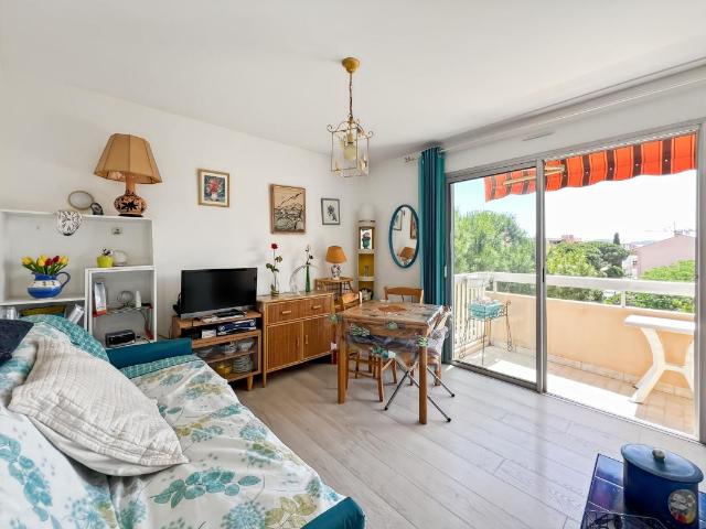 STUDIO A VENDRE AVEC VUE ET POTENTIEL IDÉAL PLAGE FRÉJUS