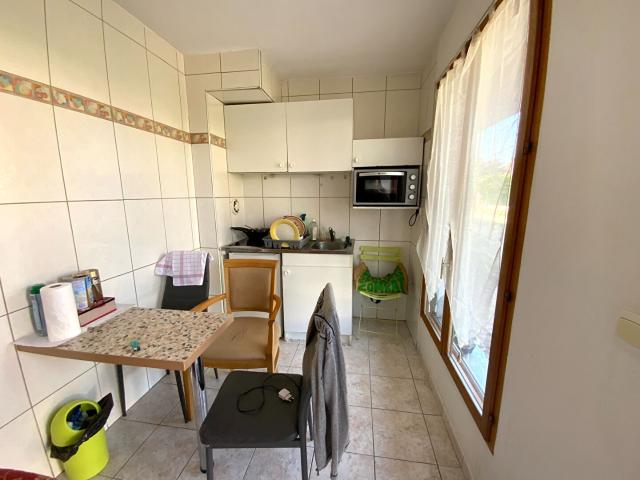SAINTE SAVINE, STUDIO MEUBLÉ DE 20,5M², LOUÉ 412 ? CC, rentabil