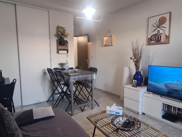 Grand studio avec balcon au Pontet