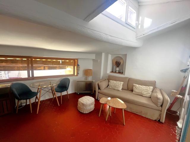Cassis Vente studio au cœur du village en dernier étage
