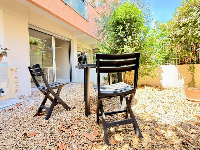 STUDIO A L'ANNEE REFAIT A NEUF EN REZ DE JARDIN
