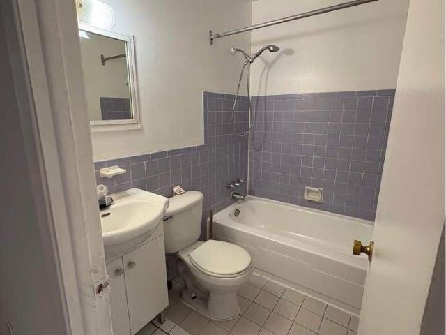 Studio à Louer 7841 Av. Trémolières Anjou H1K 1C5, Anjou Montréal 9 photos | Logis Québec